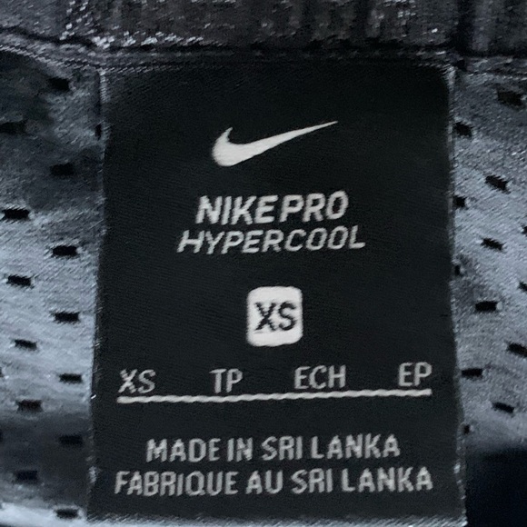 Woman’s nike crop top - Picture 2 of 2